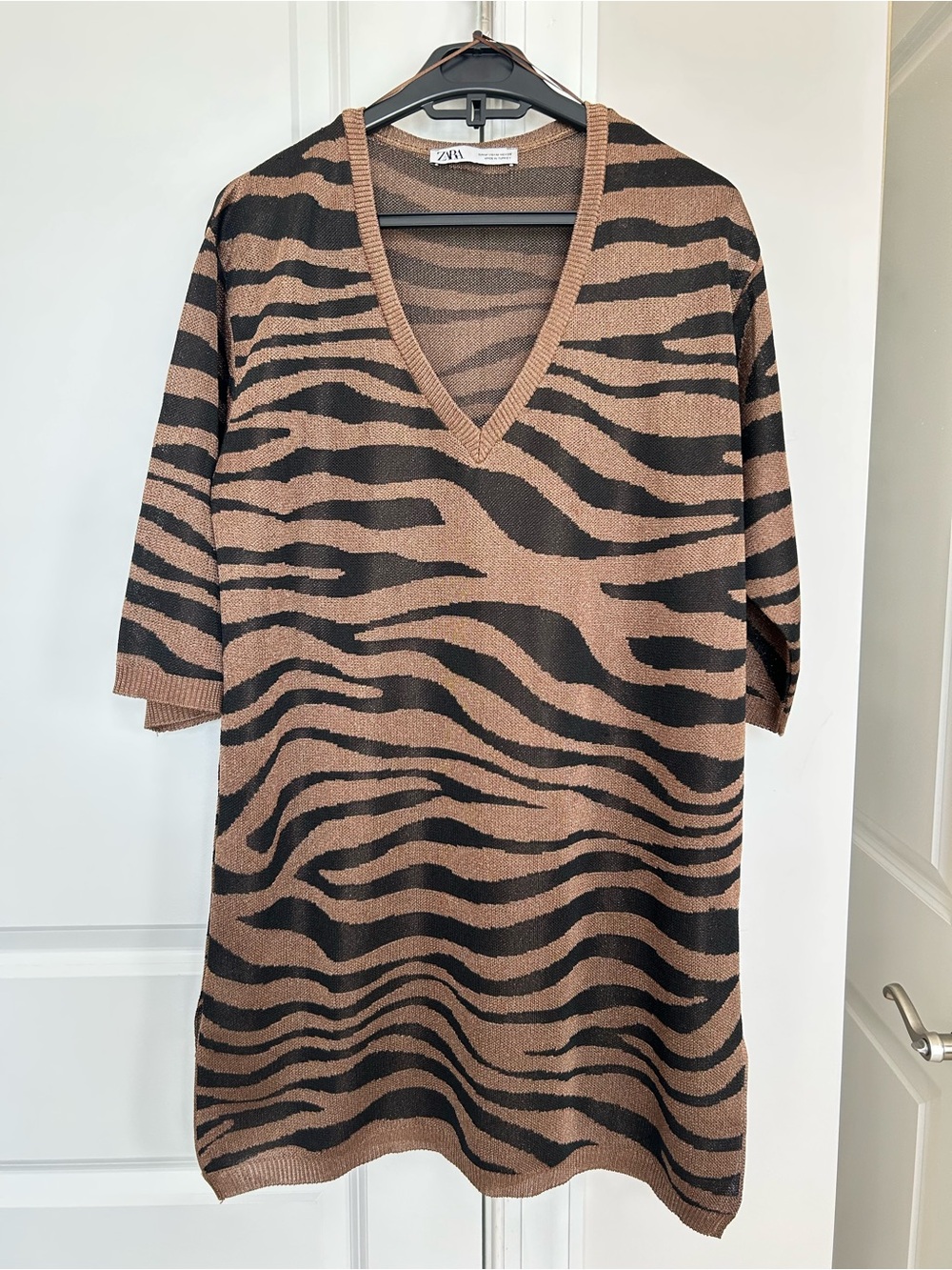 Zara Women’s Brown and Black Tiger-Stripe V-Neck Sweater